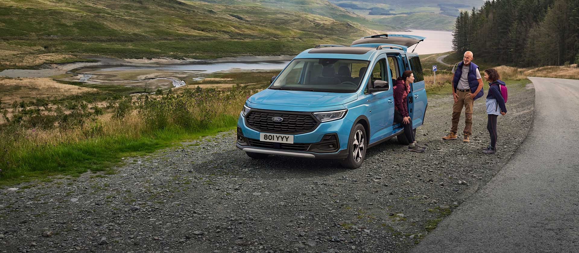 Ford Tourneo Connect zaparkovaný v přírodě