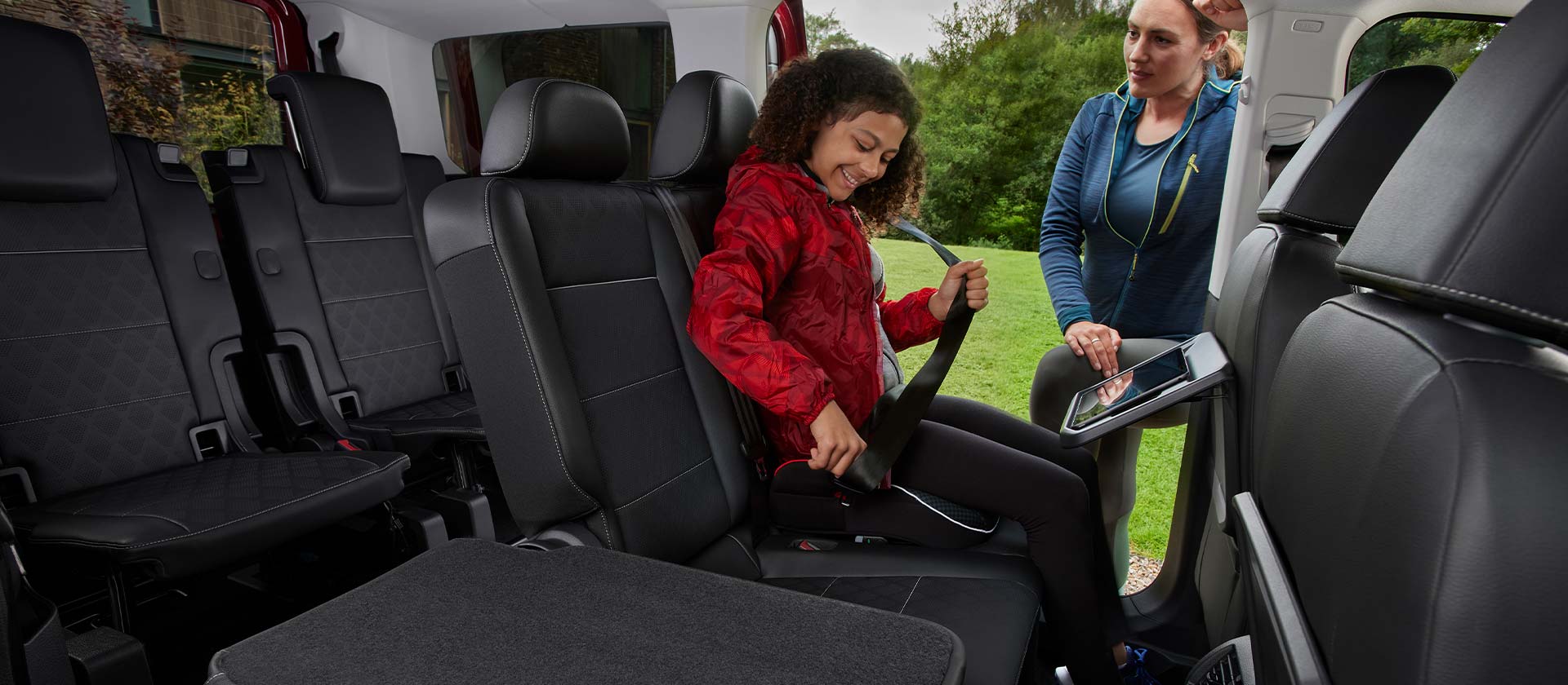 Ford Tourneo Connect pohled na prostorný interiér a variabilní sedadla