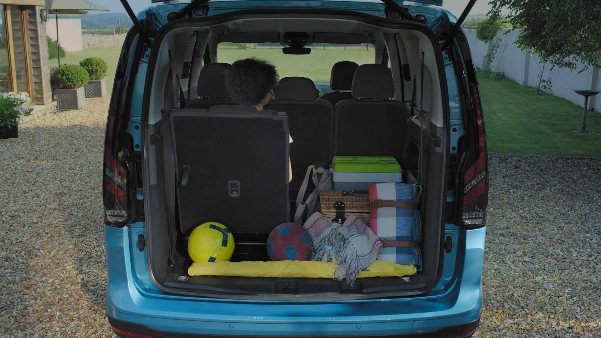 Ford Tourneo Connect pohled do zavazadlového prostoru a na variabilní sedadla