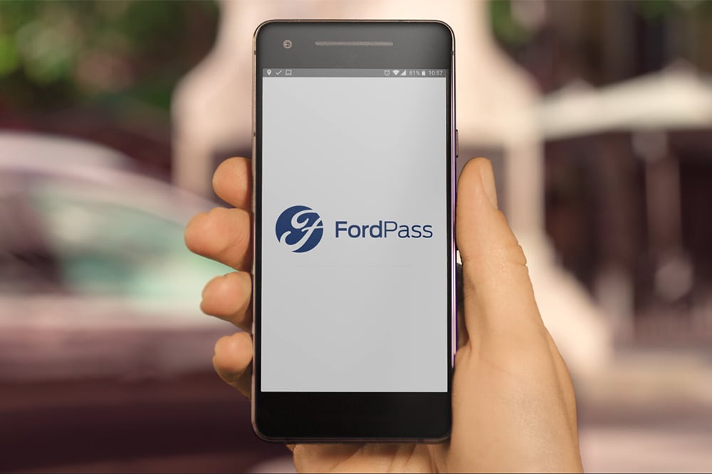 Pohled na mobilní telefon s aplikací Ford