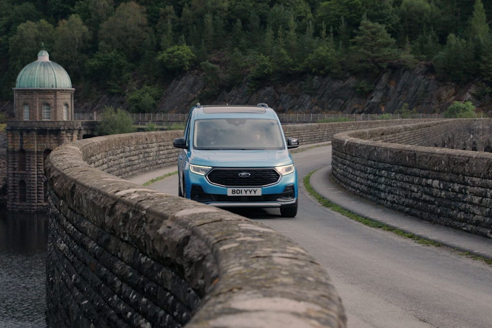 Ford Tourneo Connect projíždějící po úzké silnici