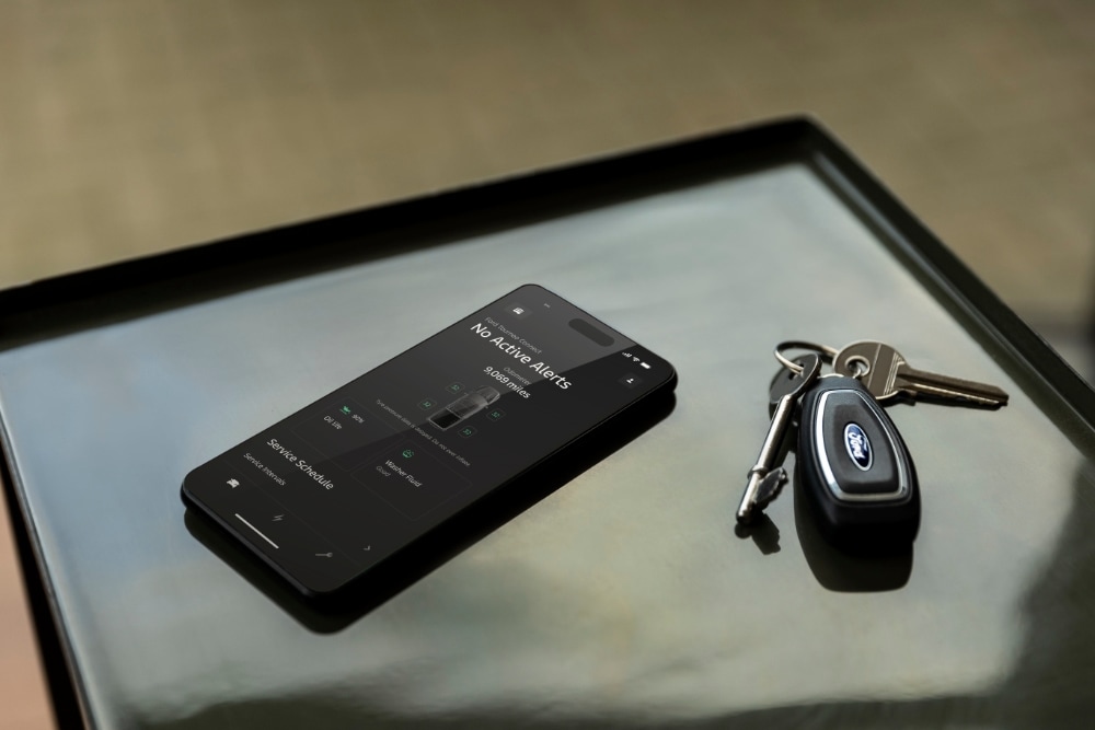 Pohled na mobilní telefon s aplikací Ford