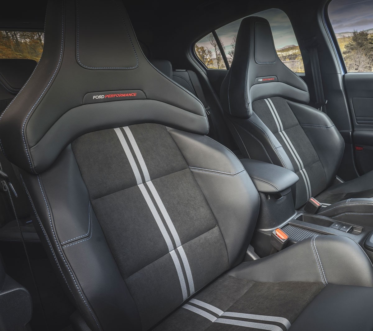 Přední sportovní sedadla Ford Performance nastavitelná ve 14 směrech