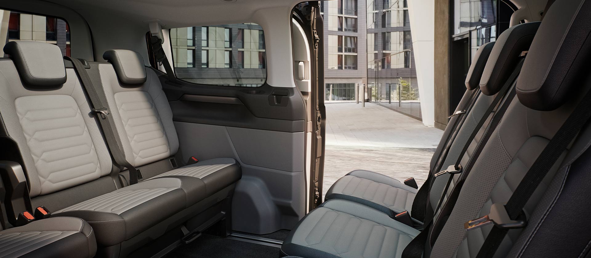 Pohled do interiéru vozu Ford Tourneo Custom se sedadly v konferenčním uspořádáním.