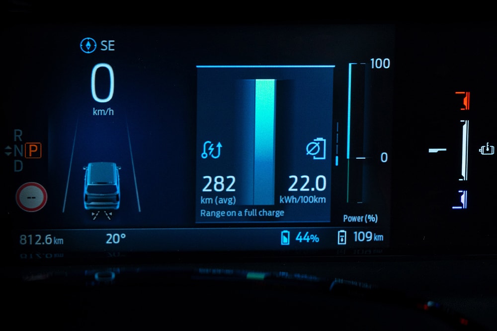 Digitální přístrojový štít vozu Ford Tourneo Custom s informacemi o rychlosti, výkonu a dojezdu.