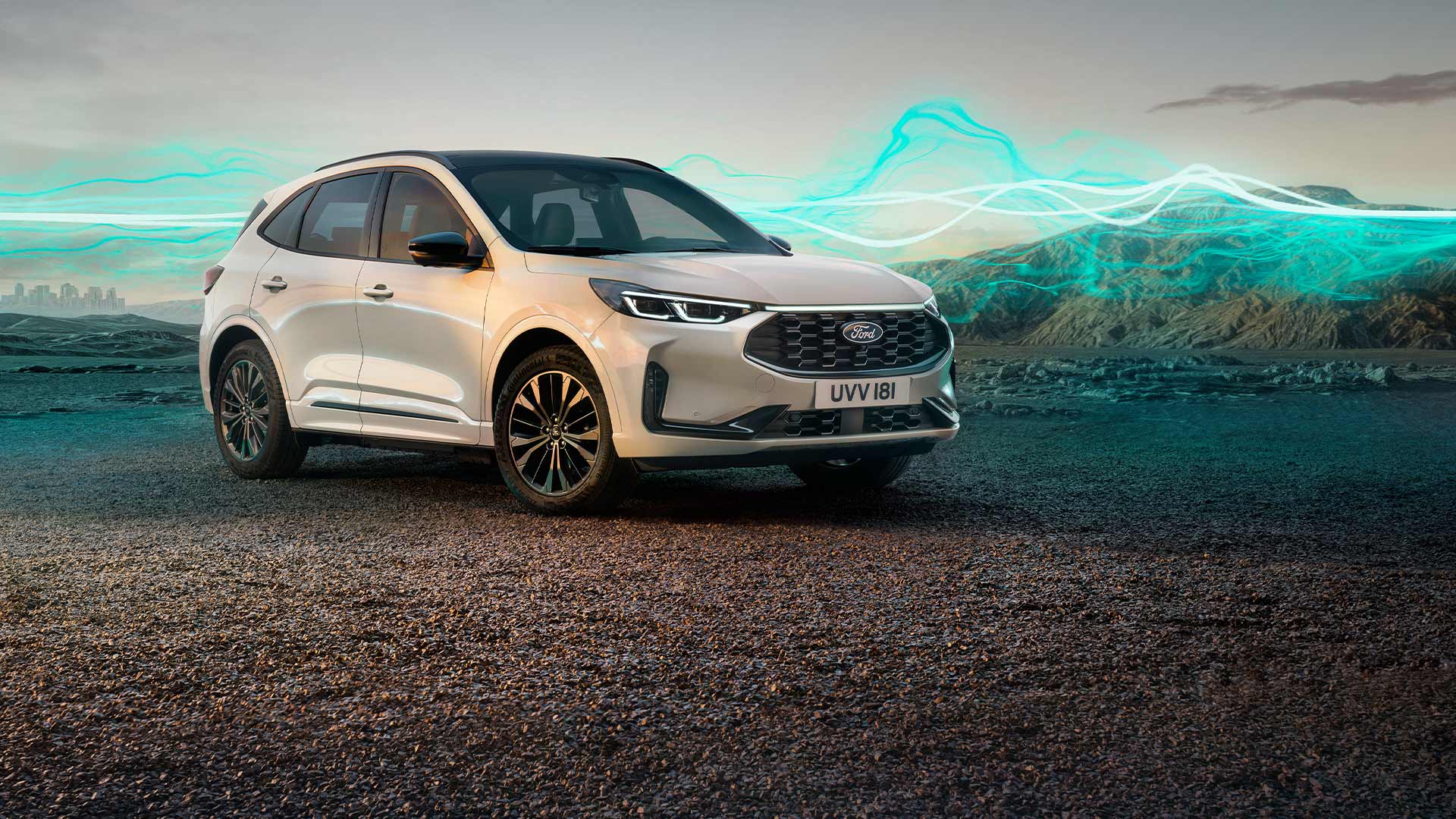 Model Ford Kuga Sound Edition v bílé barvě zaparkovaný před graficky zelenou zvukovou vlnou.