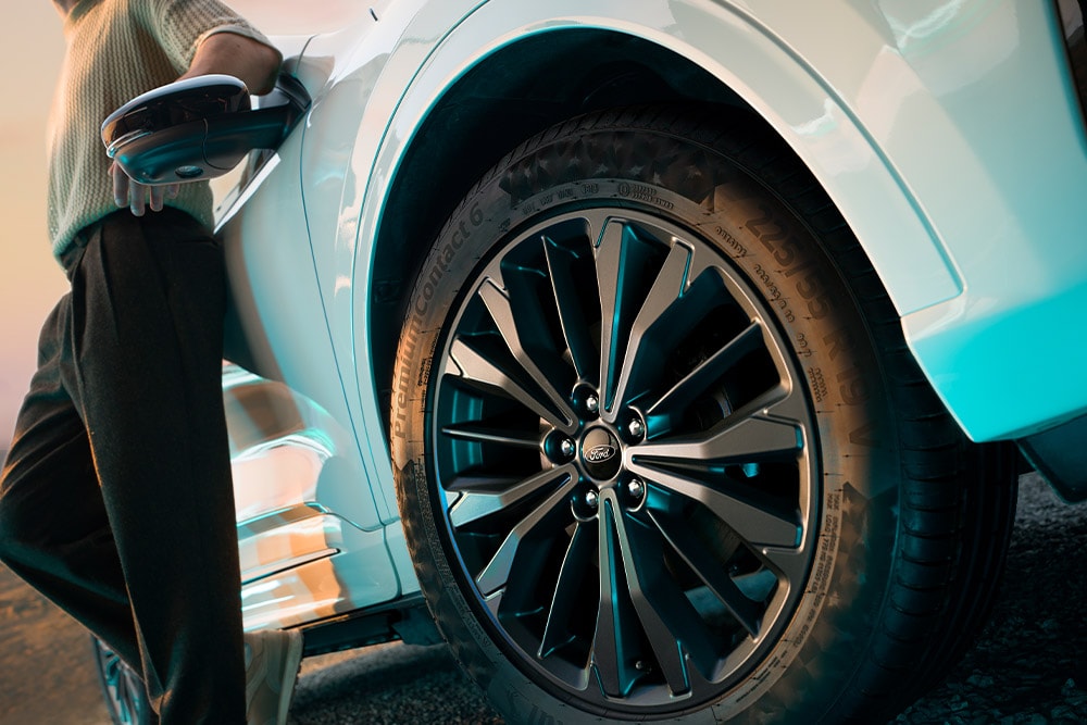 Detailní záběr na 19" kola z lehké šedé slitiny Fordu Kuga Sound Edition.