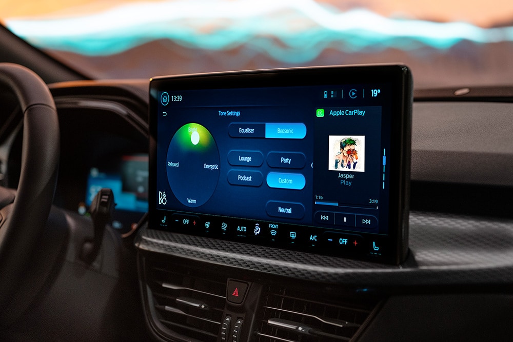 Detailní záběr na velký dotykový infotainment s funkcí B&O Beosonic ve Fordu Puma Gen-E Sound Edition.