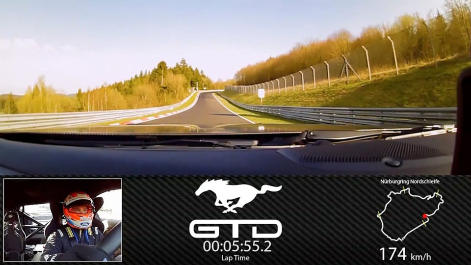 Pohled z kokpitu Mustangz GTD na Nürburgringu s výkonnostními daty.