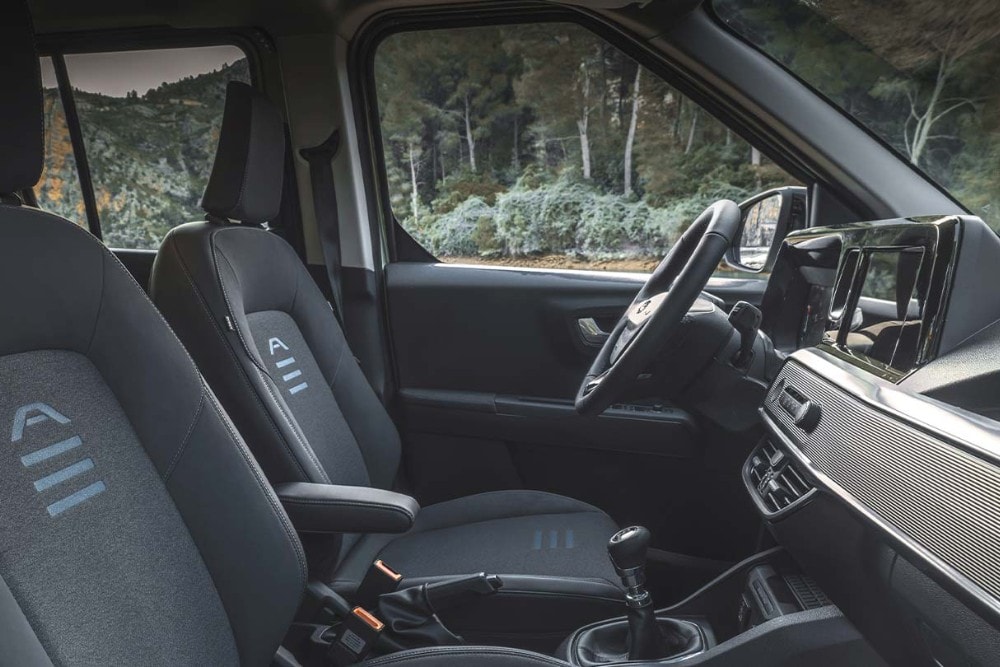 Přední sedadla ve voze Ford Tourneo Courier
