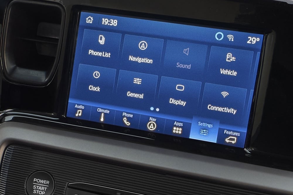 Obrazovka infotainmentu vozu Ford Tourneo Courier zobrazuje možnosti nastavení.