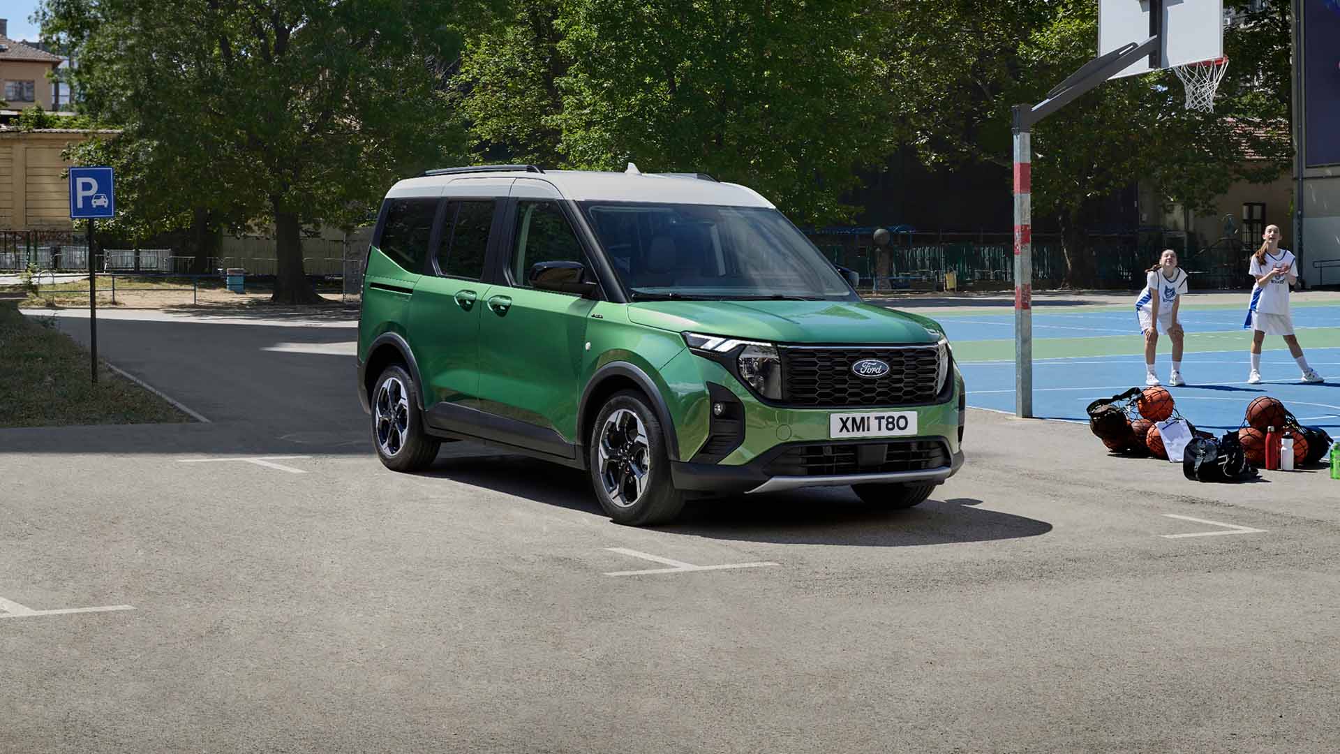 Ford Tourneo Courier v barvě Cactus Grey při pohledu z předního tříčtvrtečního úhlu.