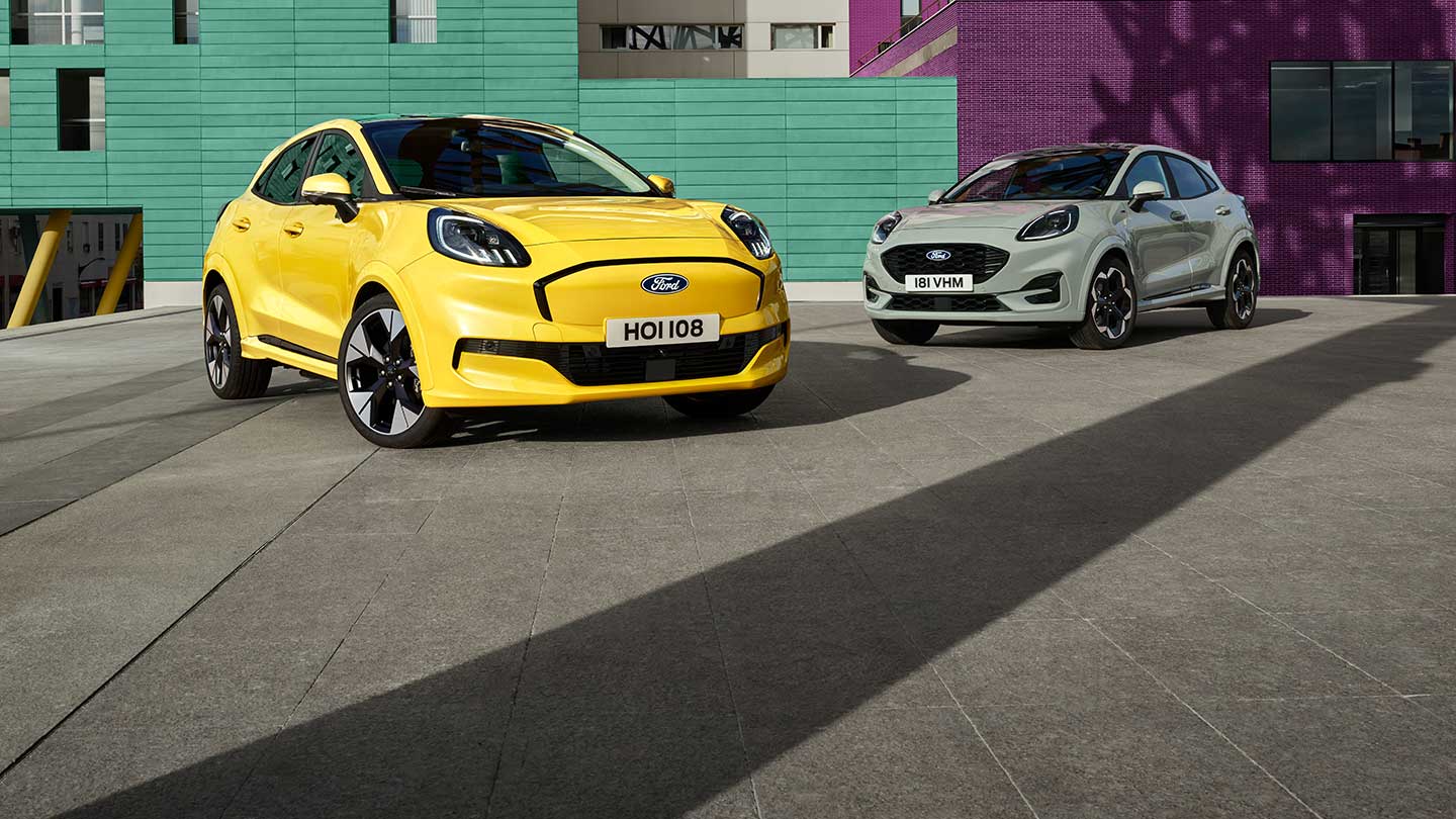 Žlutý elektrický Ford Puma Gen-E® zaparkovaný vedle šedého benzínového vozu EcoBoost® Ford Puma®.