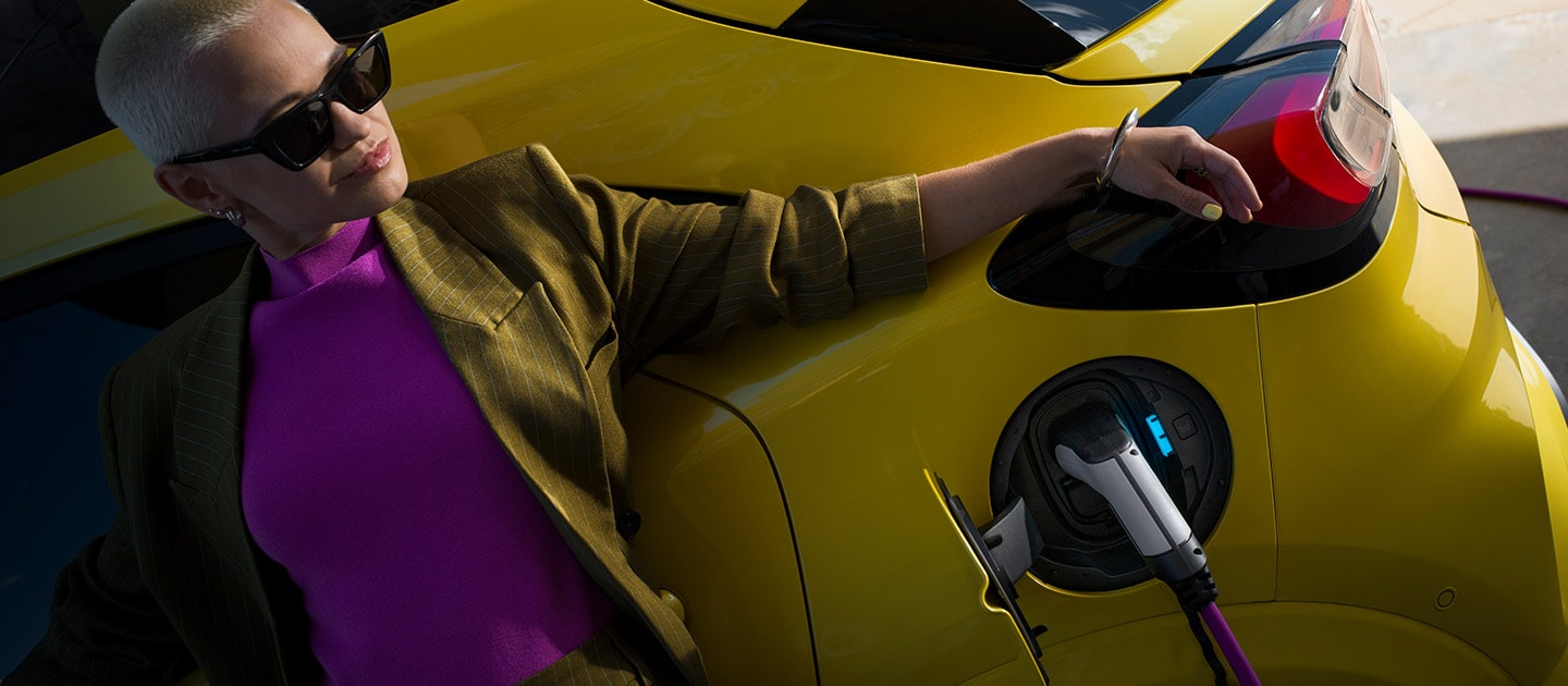 Pohled zblízka na záď elektrického Fordu Puma Gen-E® připojeného k domácí nástěnné nabíječce.