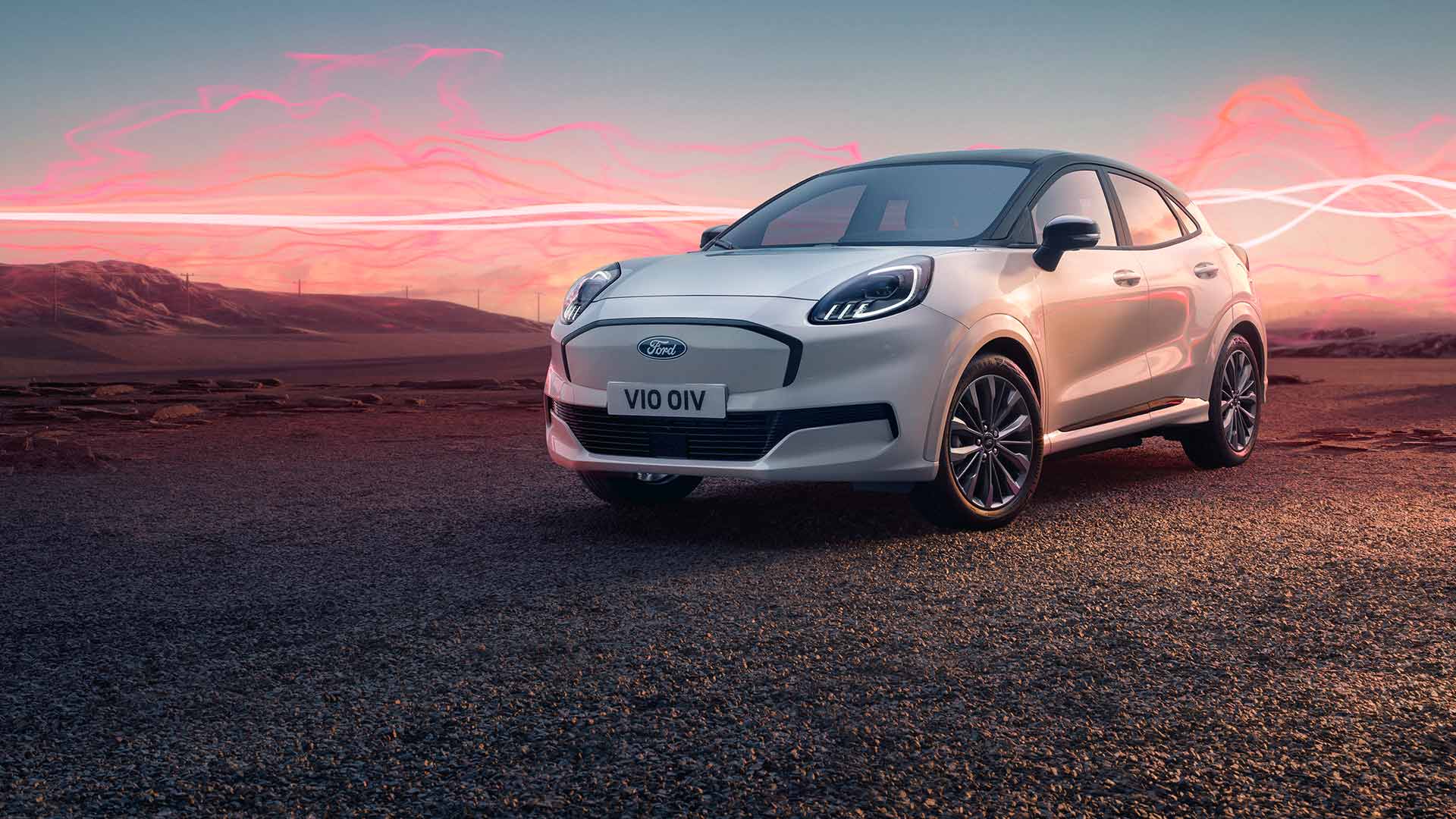 Ford Puma Sound Edition v bílé barvě zaparkovaný před graficky znázorněnou červenou zvukovou vlnou.