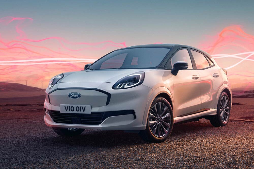 Ford Puma Gen-E Sound Edition v bílé barvě zaparkovaný před graficky znázorněnou zvukovou vlnou.