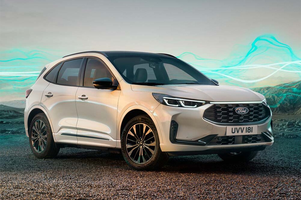 Ford Kuga Sound Edition v bílé barvě zaparkovaný před graficky znázorněnou zelenou zvukovou vlnou.
