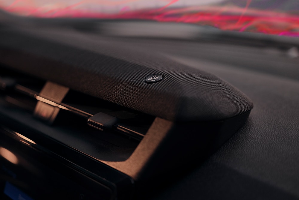 Detailní záběr na reproduktor a logo prémiového zvukového systému B&O Fordu Puma Gen-E Sound Edition.