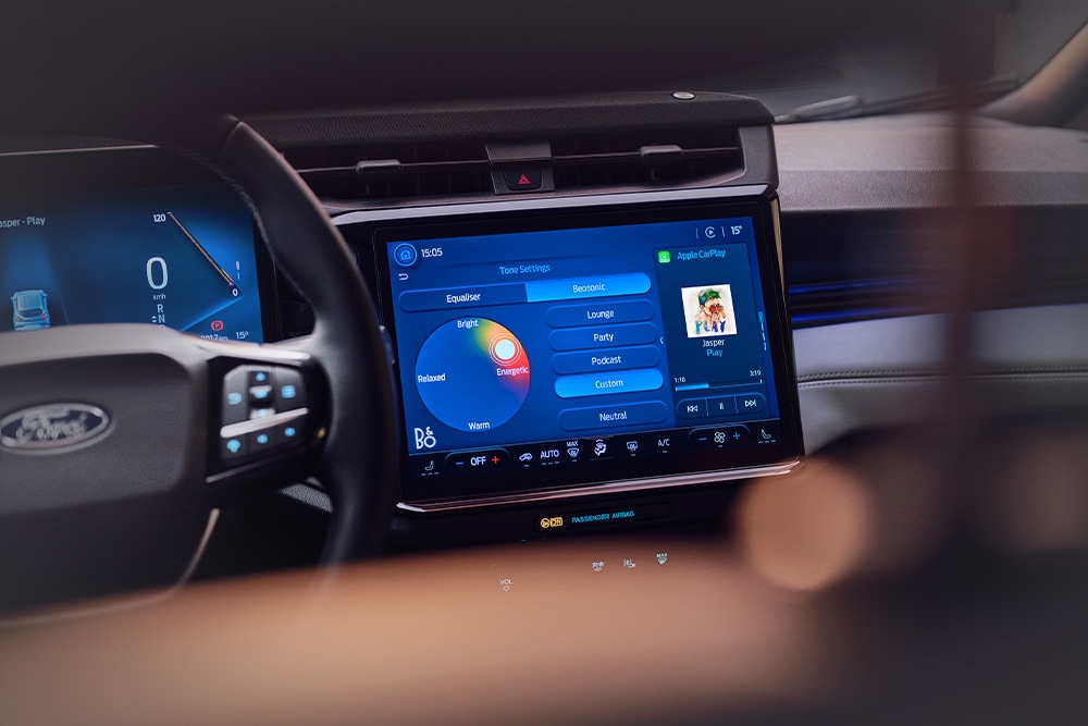 Detailní záběr na velký dotykový infotainment s funkcí B&O Beosonic ve Fordu Puma Gen-E Sound Edition.