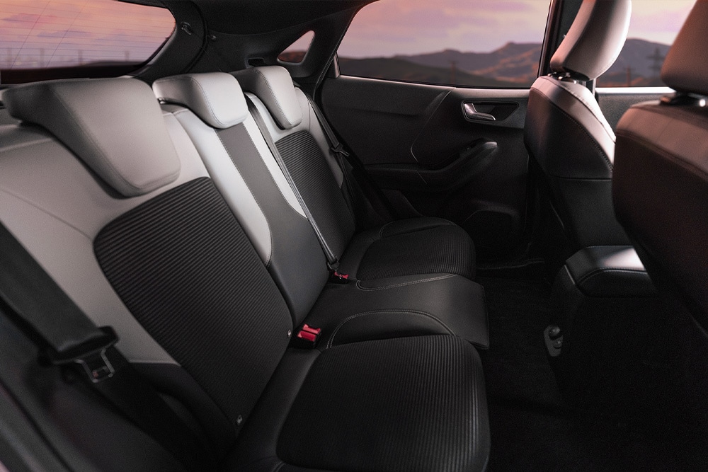 Detailní záběr na zadní sedadla Fordu Puma Gen-E Sound Edition s exkluzivním čalouněním.