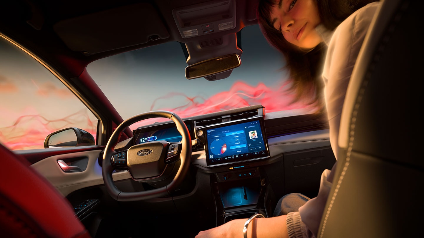 Interiér Fordu Puma Gen-E Sound Edition s ženou sedící na sedadle spolujezdce.