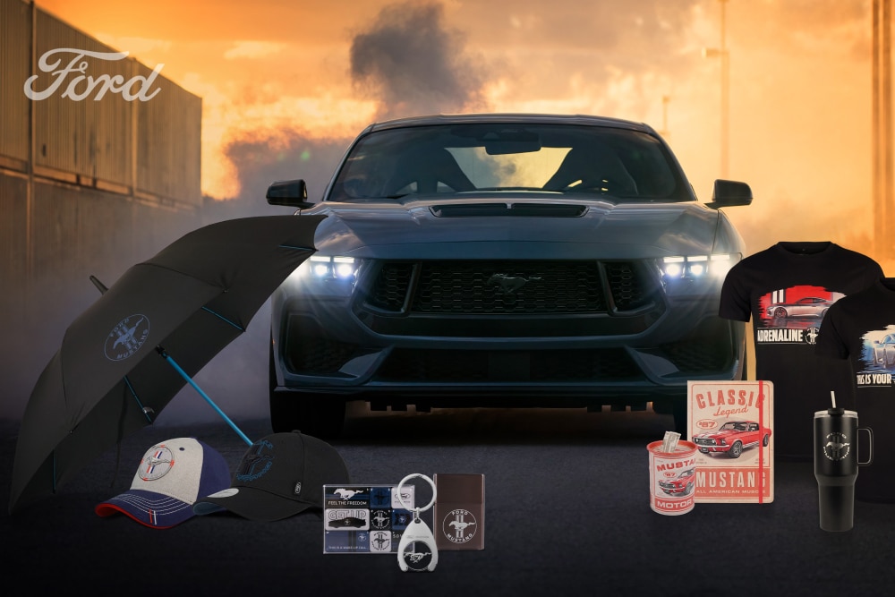 Kolekce Ford Mustang s šedým Mustangem v zadní části a zbožím Mustang s deštníkem, čepicemi, hrnky a tričky.