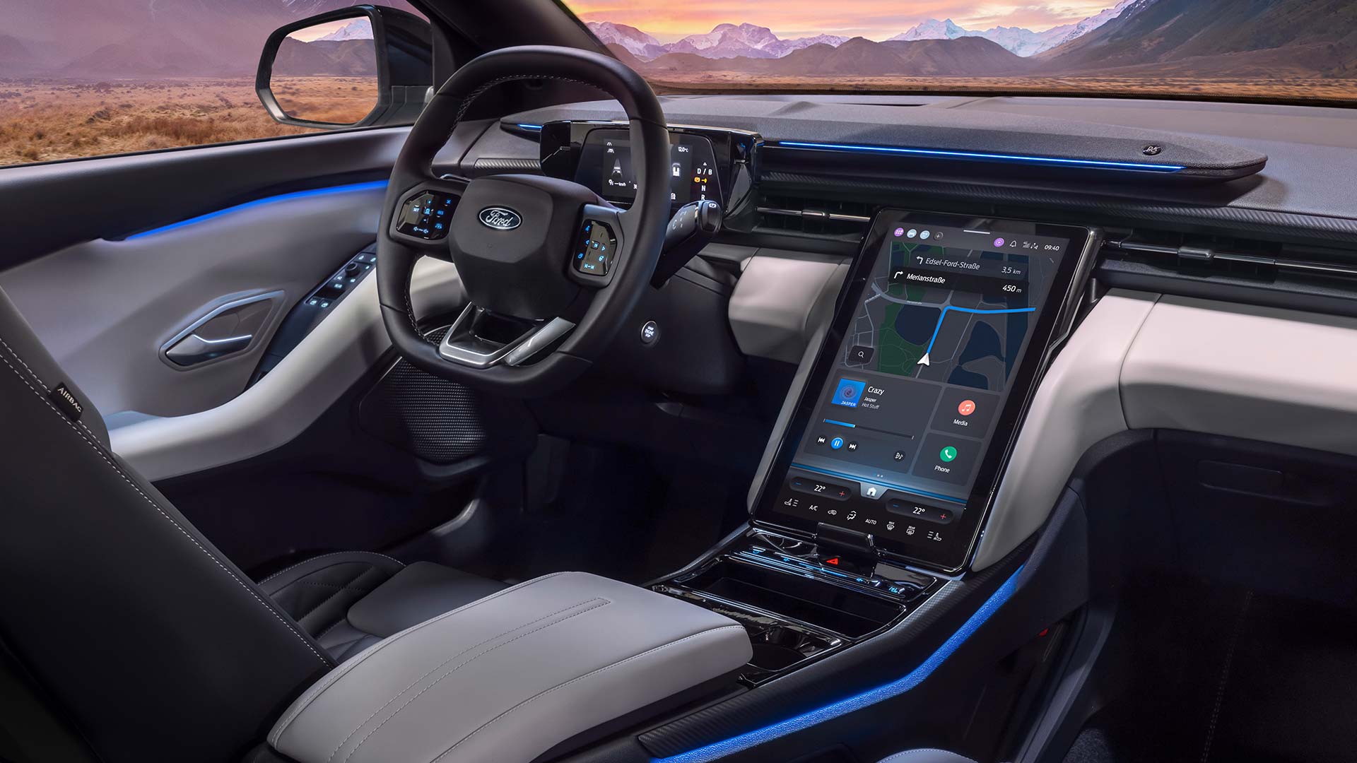 Interiér nového, plně elektrického Fordu Explorer® s modrým ambientním osvětlením.