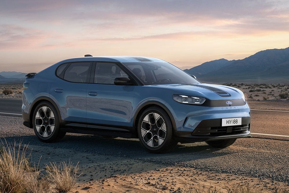 Modrý Ford Capri® Collection jedoucí po prašné horské silnici.