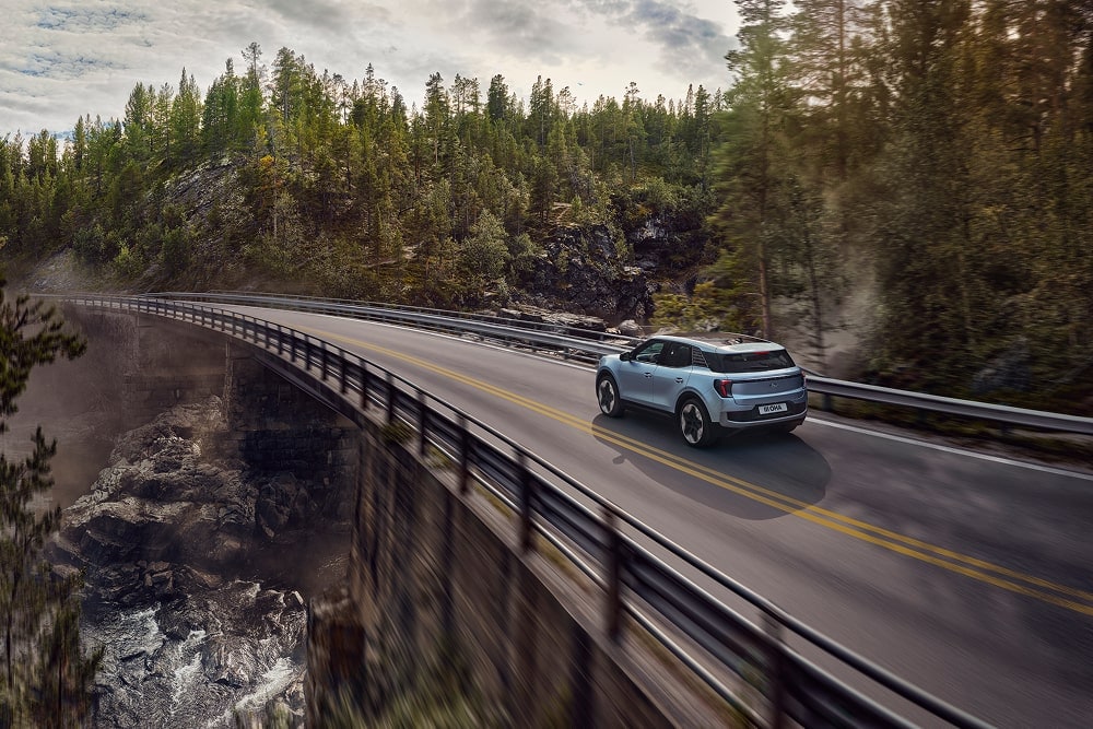 Modré rodinné SUV Ford Explorer projíždí horskou krajinou.