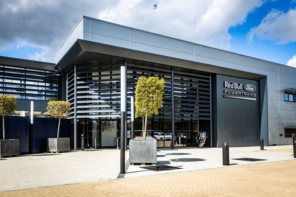 Hlavní kancelář Red Bull Ford Powertrains – moderní budova s logem společnosti zobrazeným venku