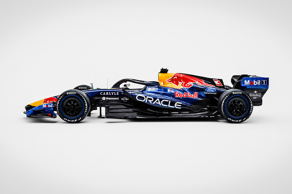 Elegantní závodní vůz Red Bull Ford Formule 1 na čistém bílém pozadí s logy sponzorů Ford a Red Bull.