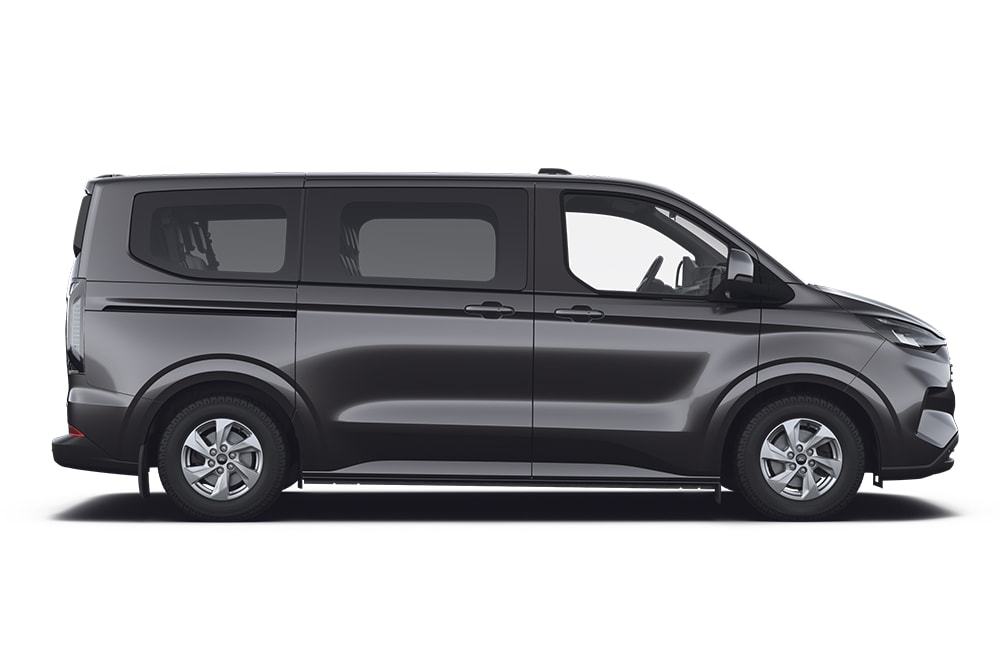 Černý Ford Tourneo Custom, který je součástí řady vozů pro přepravu osob.
