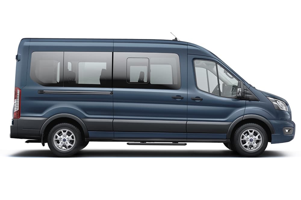 Modrý Ford Transit Bus M2, který je součástí řady vozů pro přepravu osob.