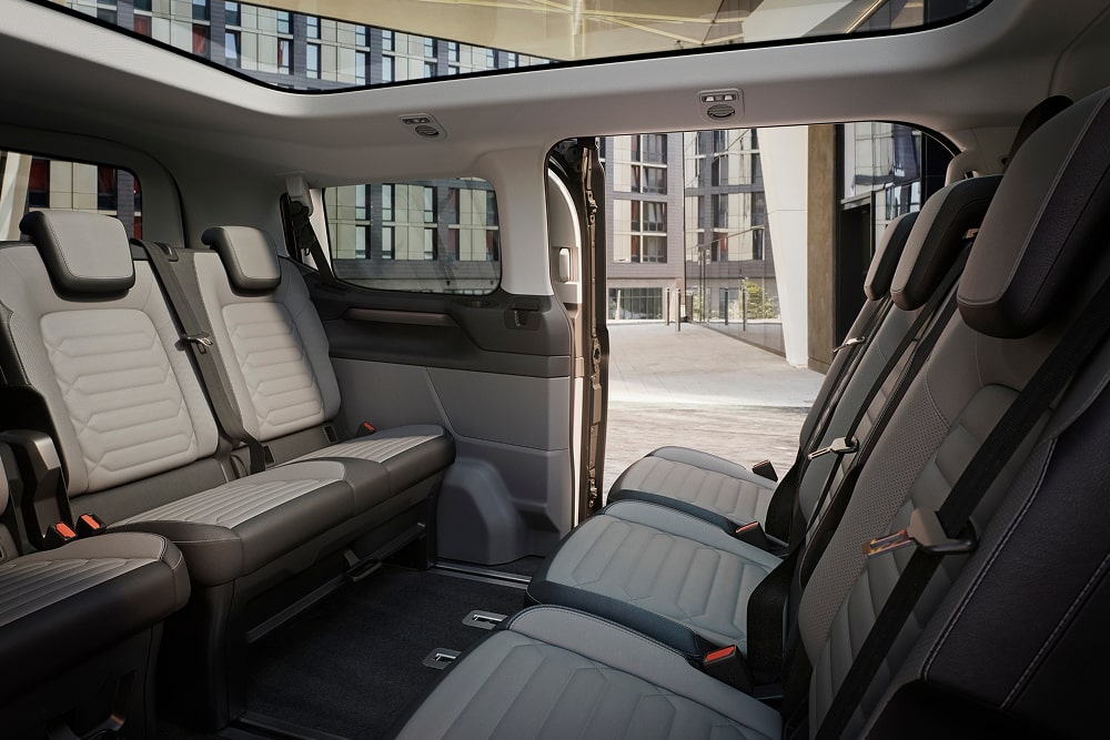 Flexibilní uspořádání sedadel ve třech řadách vozu Ford Tourneo Custom pro přepravu osob.