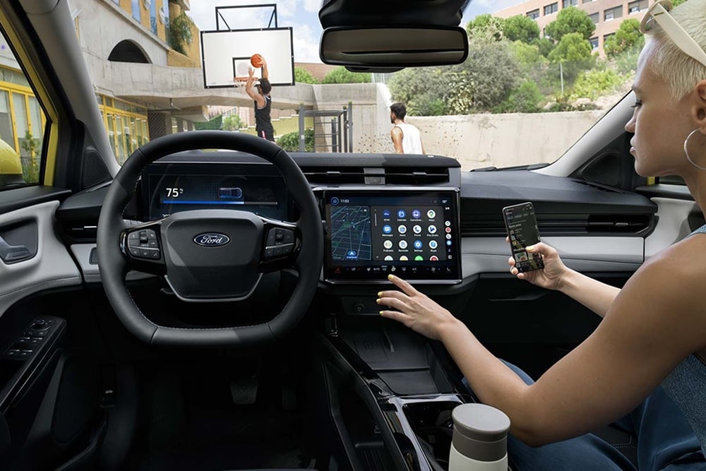 Interiér crossoveru Ford Puma Gen-E s dotykovým displejem SYNC 4.