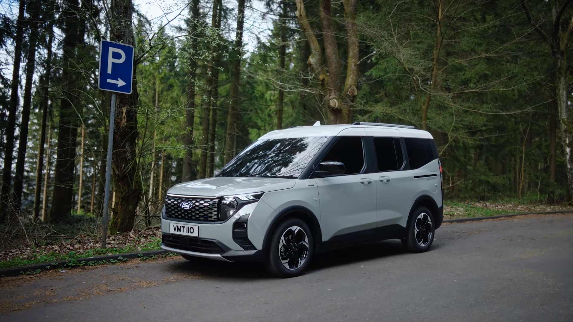 Ford E-Tourneo Courier Active v lese
