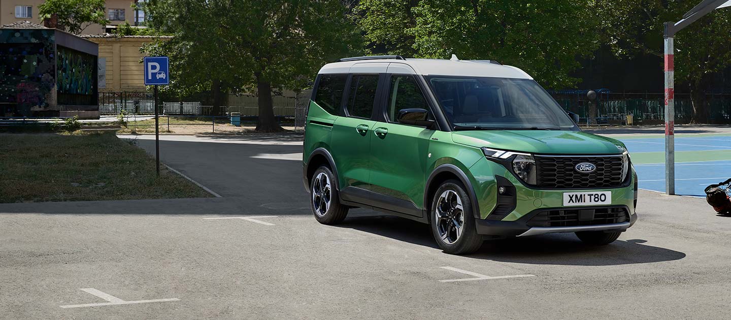 Ford E-Tourneo Courier v parkovacím místě