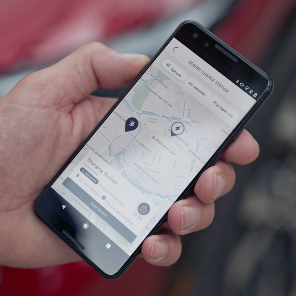 Osoba používající aplikaci FordPass na telefonu