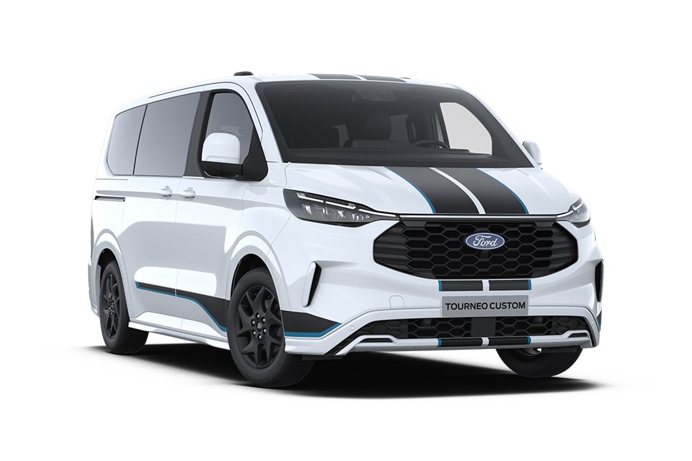 Pohled zleva zepředu na bílý Fordu Tourneo Custom Sport.