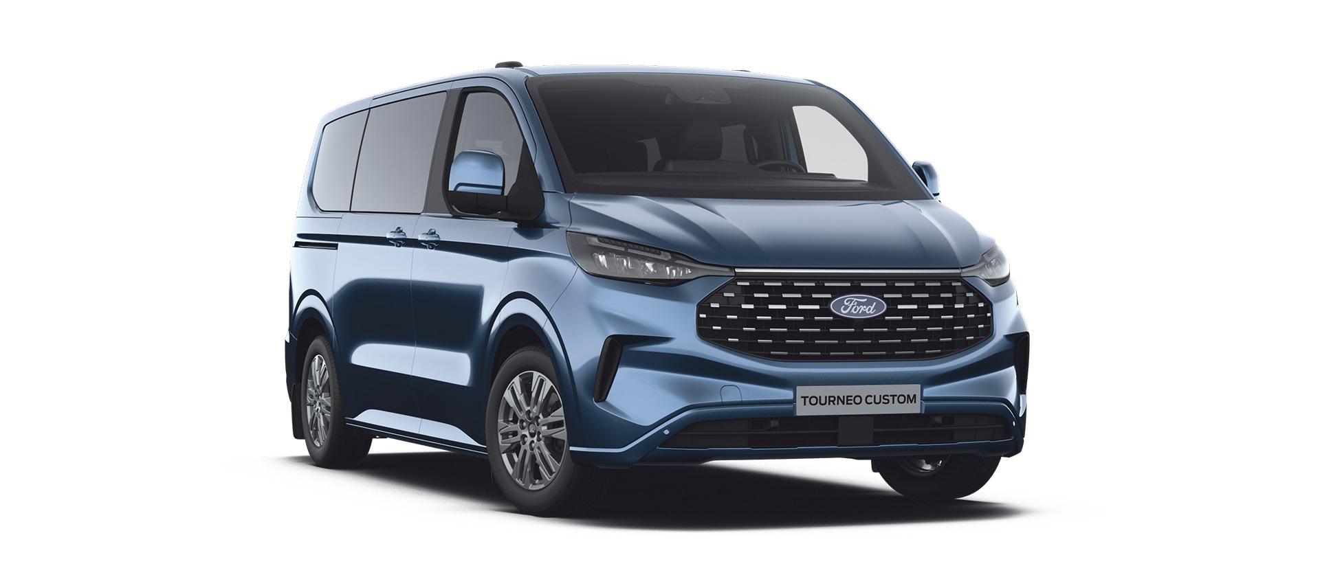 Modrý Ford Tourneo Custom Titanium na bílém pozadí.