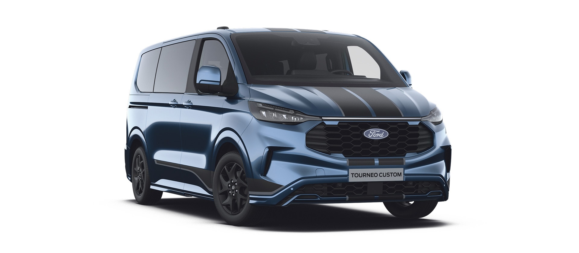 Modrá osobní dodávka Ford Tourneo Custom Active s černým pruhem na nárazníku stojí natočená levým předním rohem.