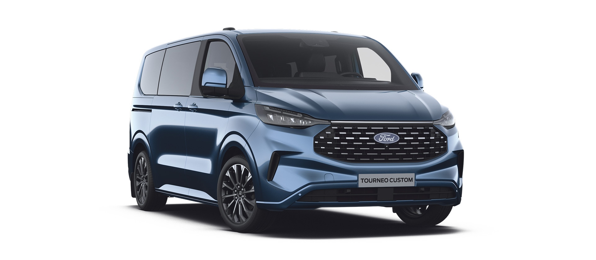 Modrý Ford Tourneo Custom Titanium X na bílém pozadí.