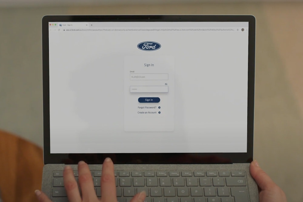 Obrazovka počítače s přihlašovacím formulářem pro účet Ford Account