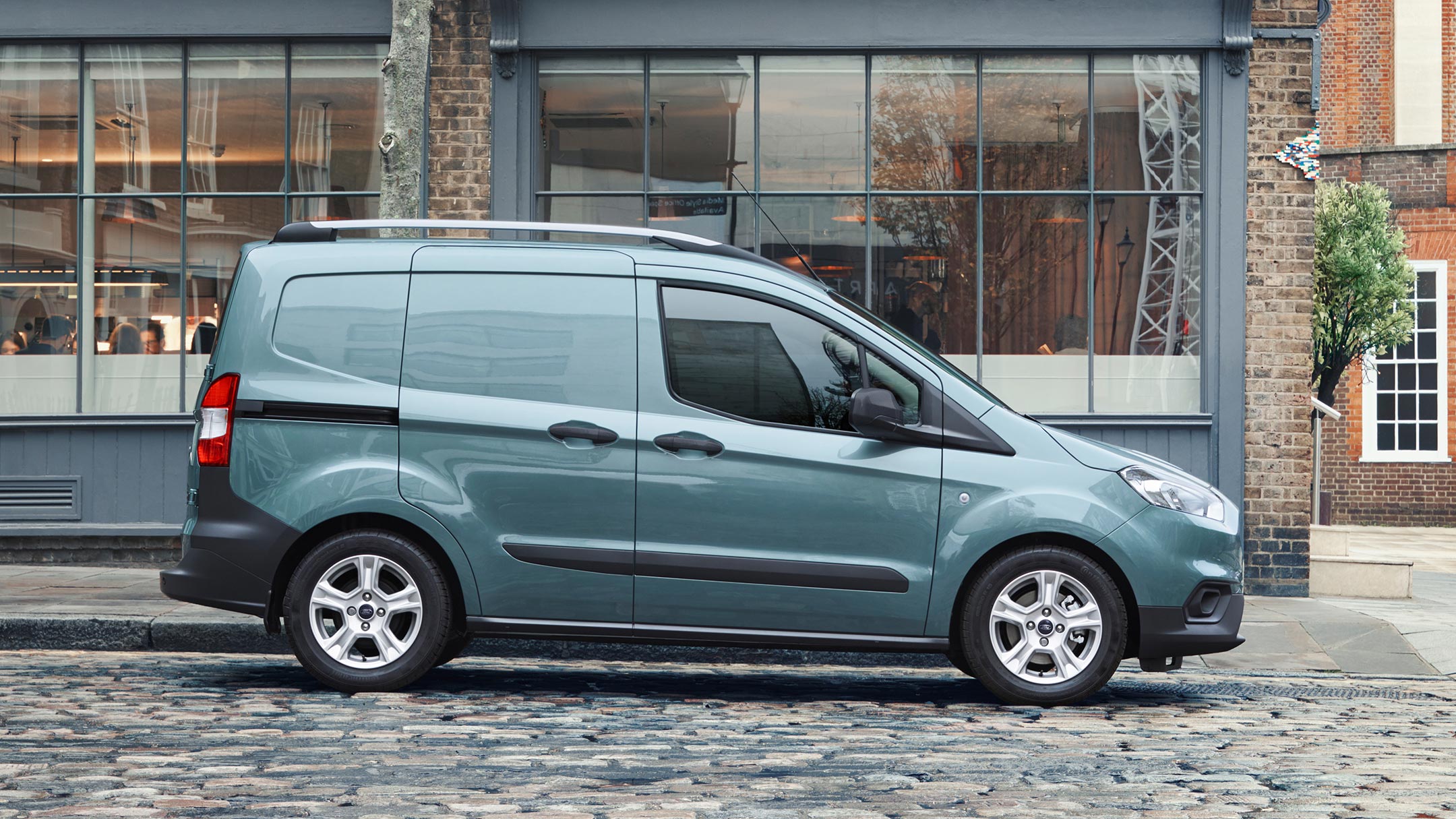 Boční pohled na Ford Transit Courier 