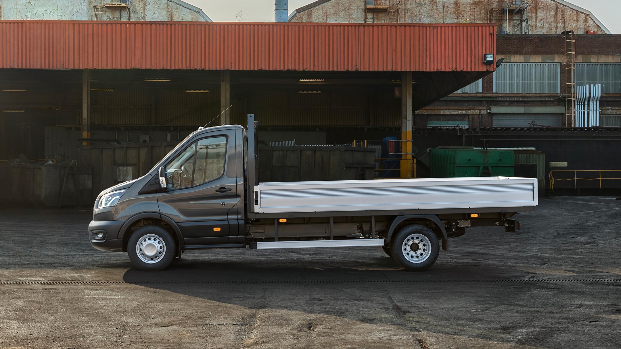 Pohled na Ford Transit podvozek 500 ze strany