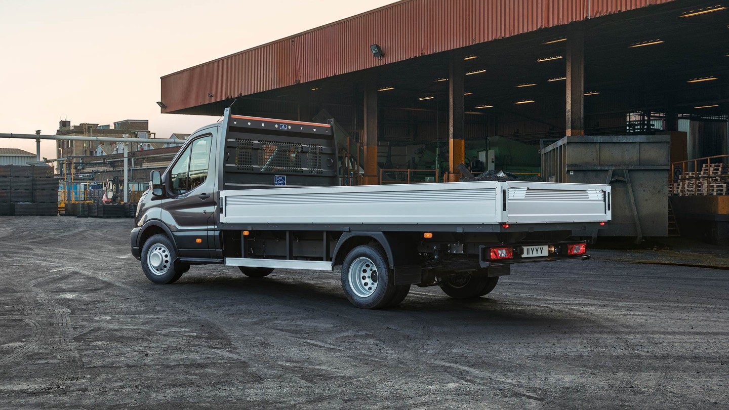 Pohled na Ford Transit podvozek 500 zezadu