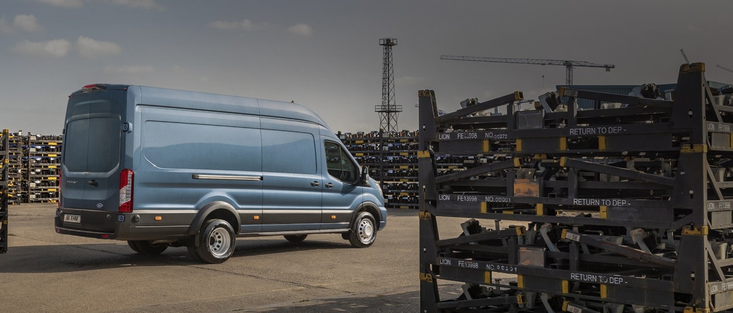 Modrý nový Ford Transit Van na staveništi