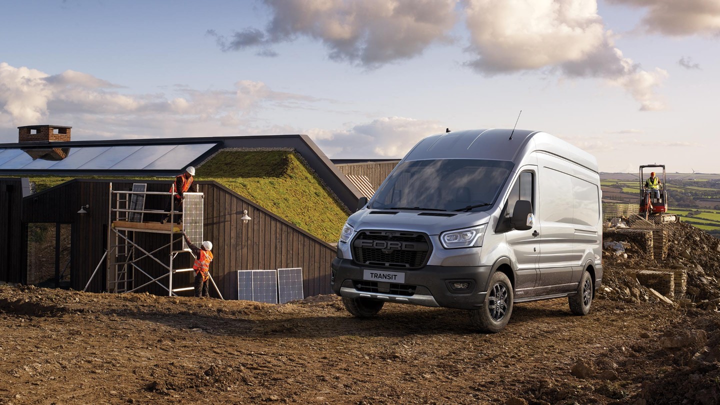 Bílý Ford Transit Trail v terénu