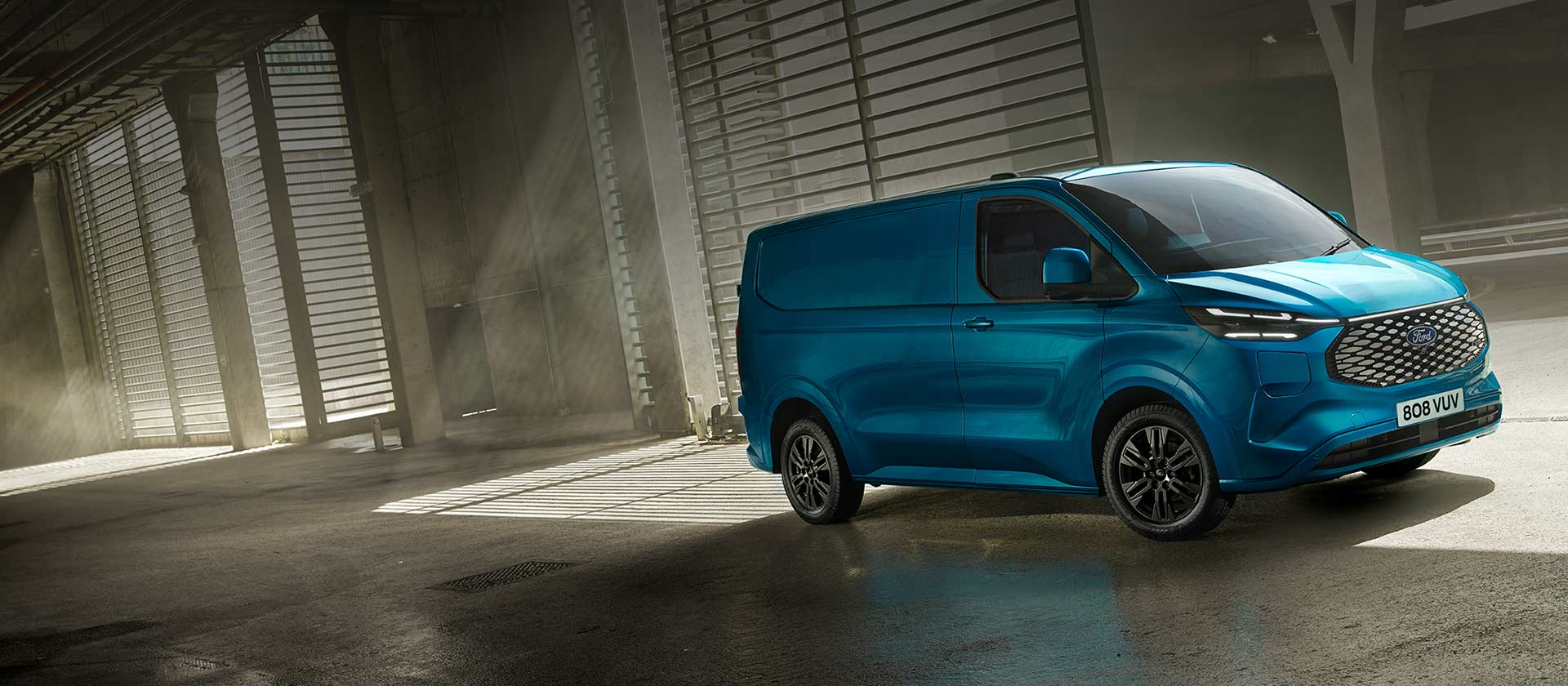 Modrá elektrická dodávka Ford E-Transit Custom.