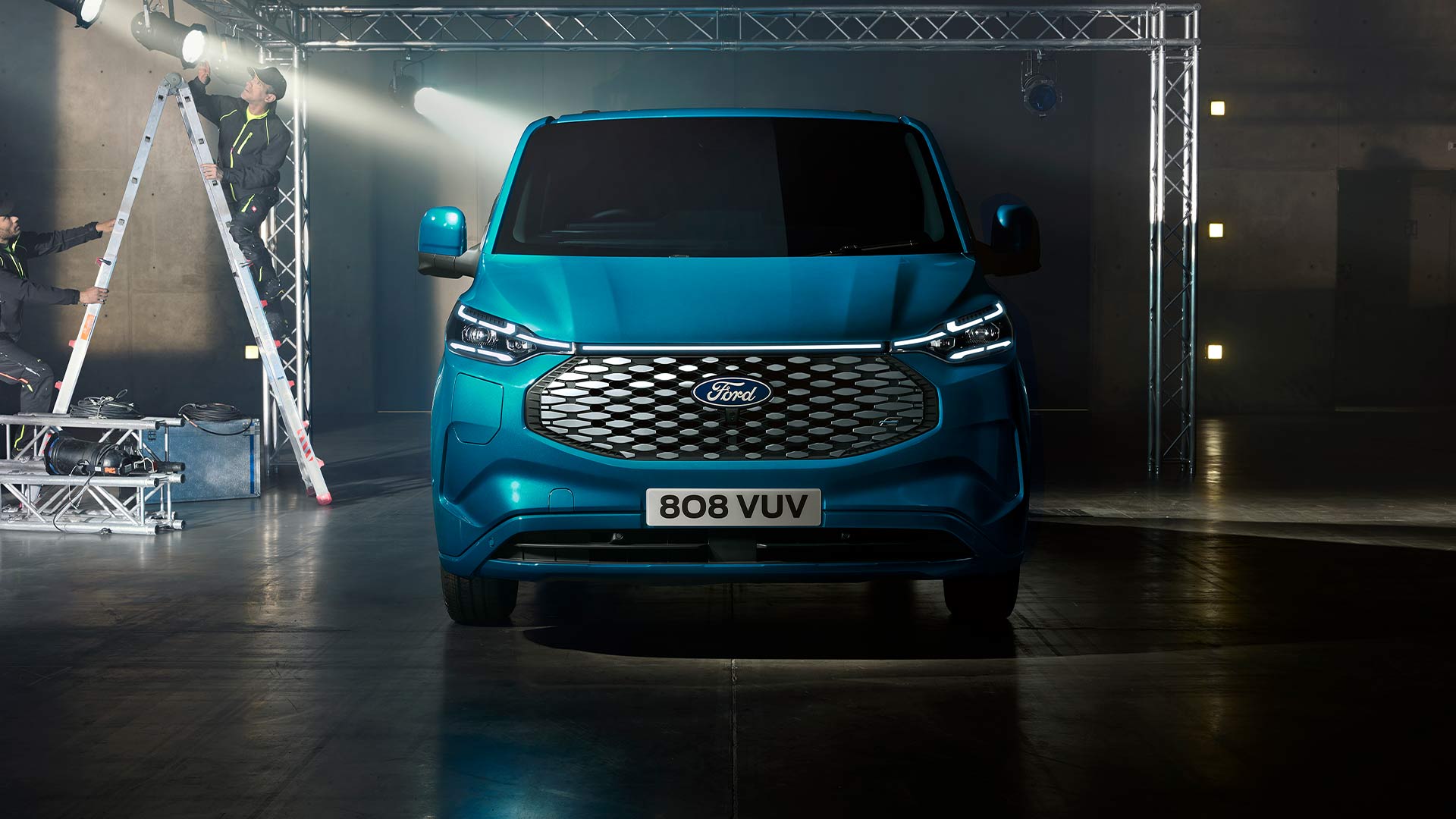 Pohled zepředu na modrou elektrickou dodávku Ford E-Transit Custom.